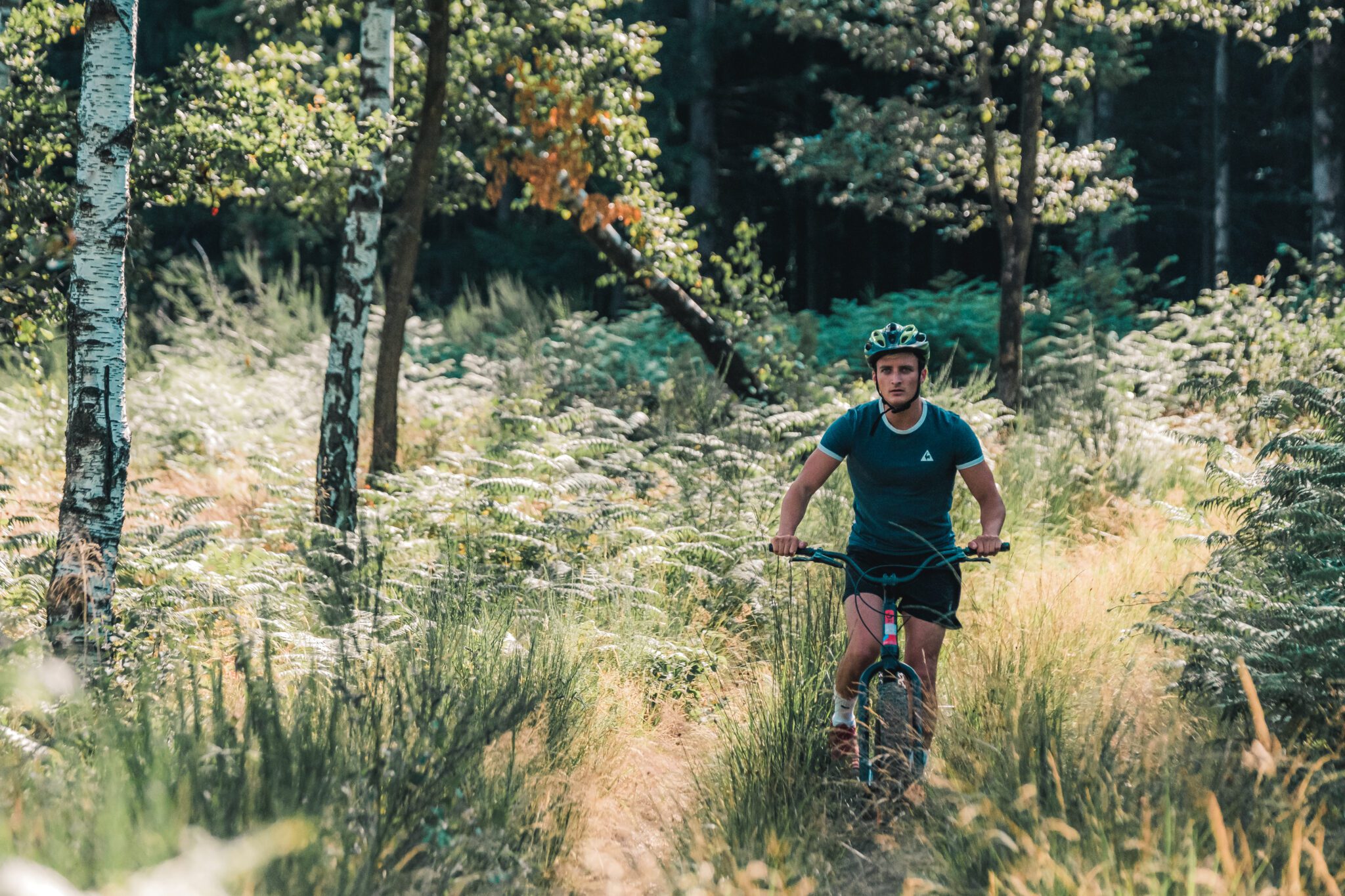 Man aan het mountainbiken in de Ardennen