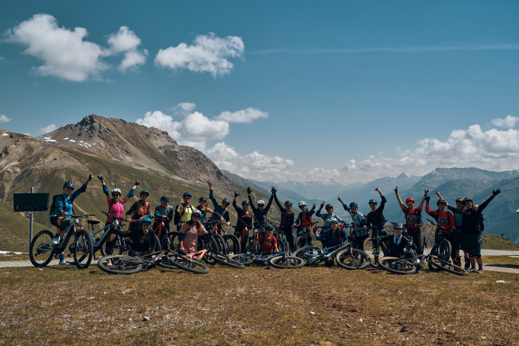 100% women international cycling team - MTB tracks Engadin