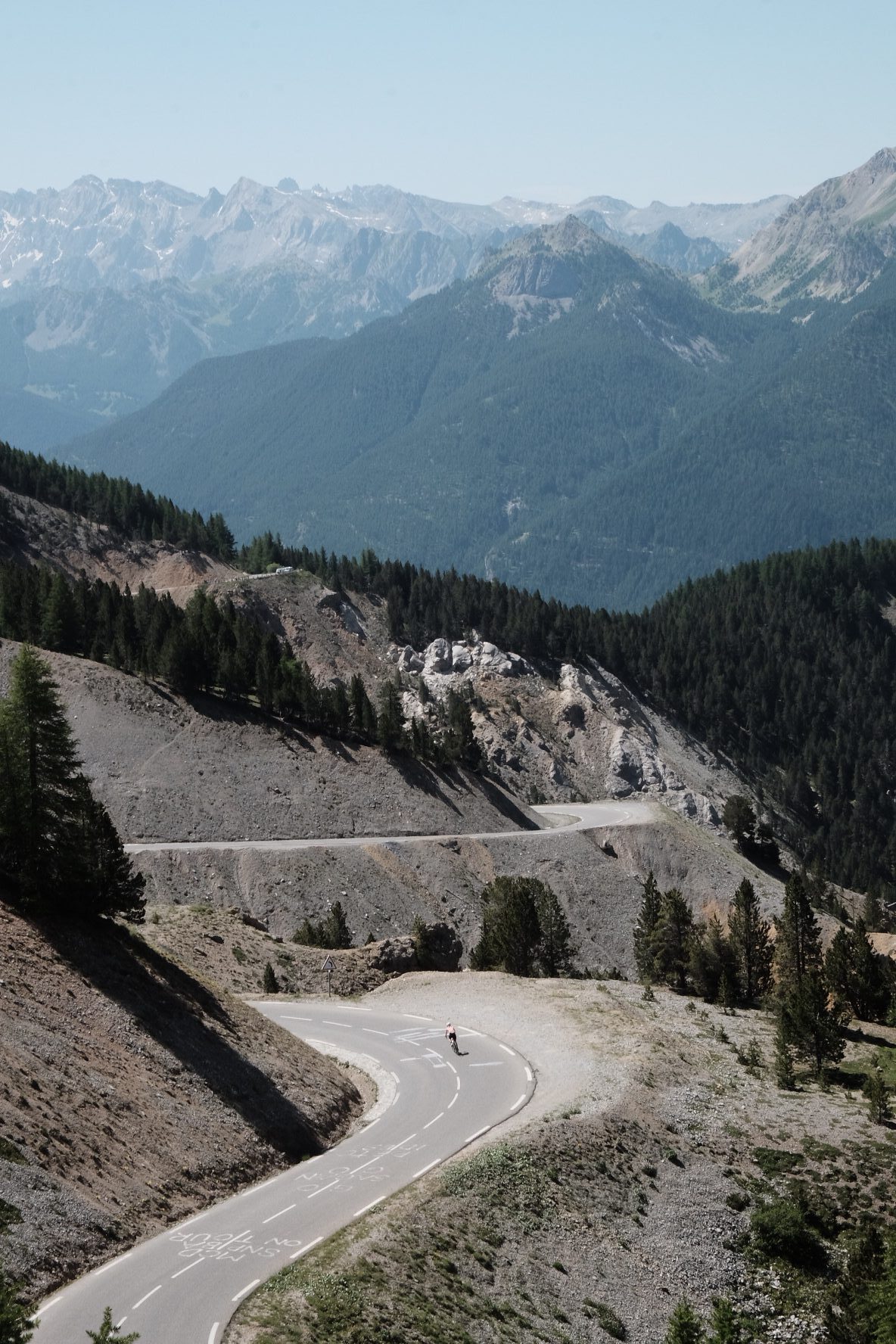 Het maandlandschap van Casse Déserte ontdekken op de fiets