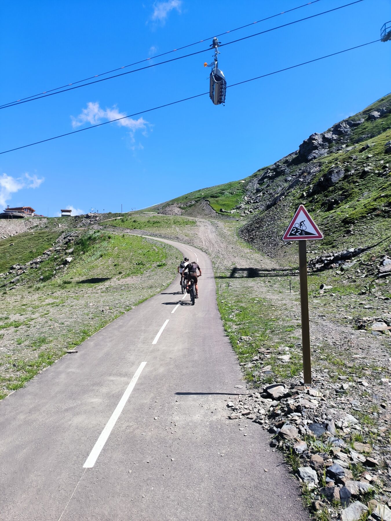 Stijl klimmen op col de Tougnète met de elecktrische mountainbike