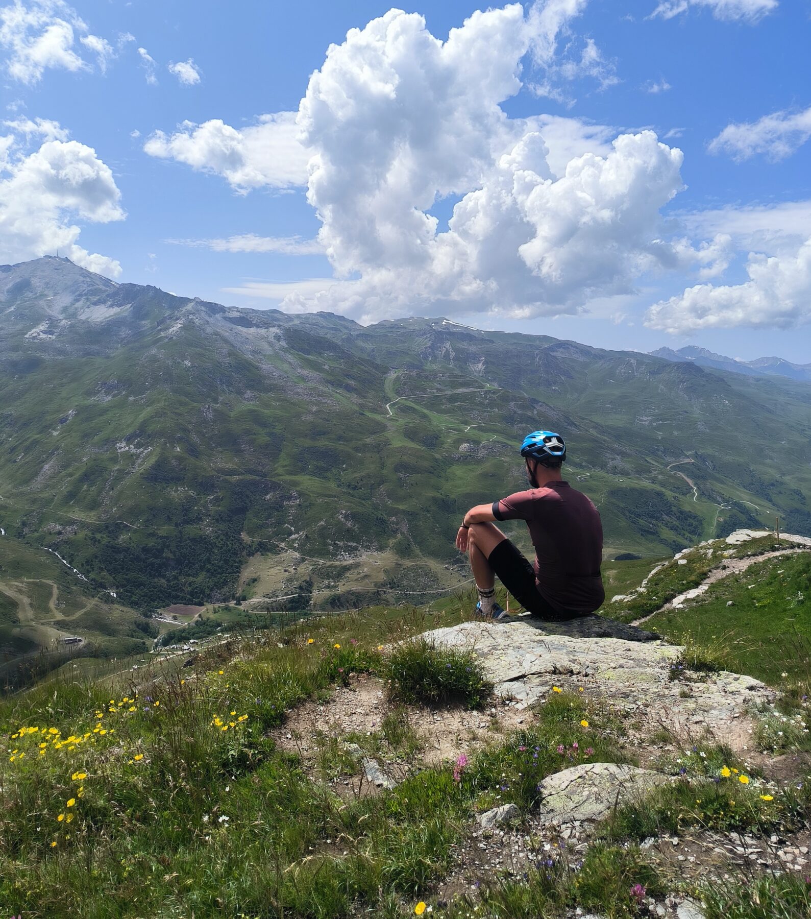 Jongen geniet van het uitzicht in les trois vallées