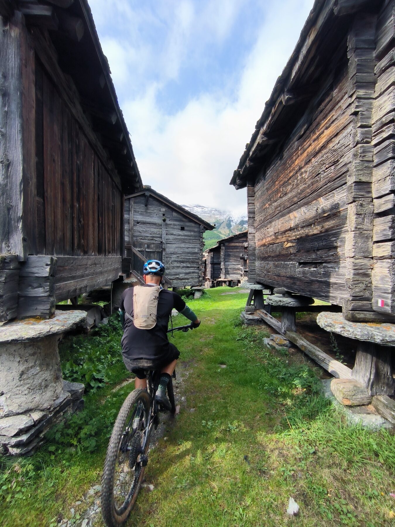 De traditionele houten huisjes in Saas-fee