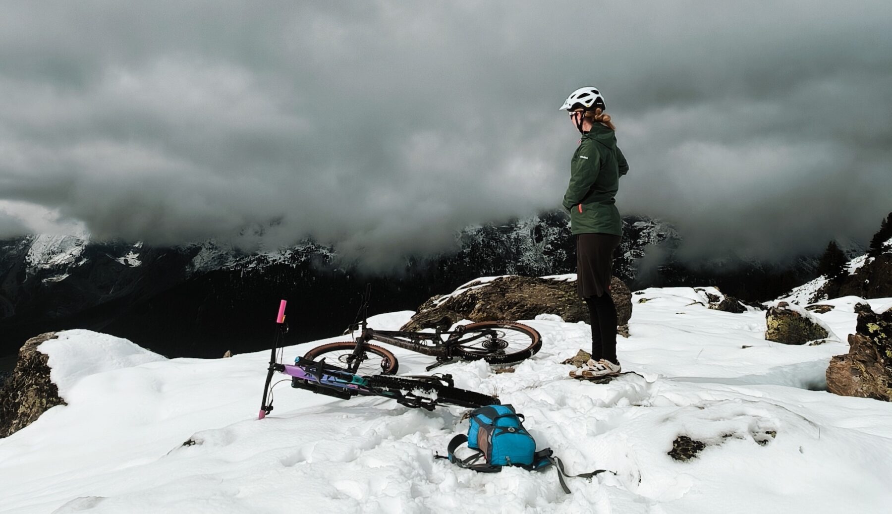 Mountainbiken door de sneeuw in Saas-Fee