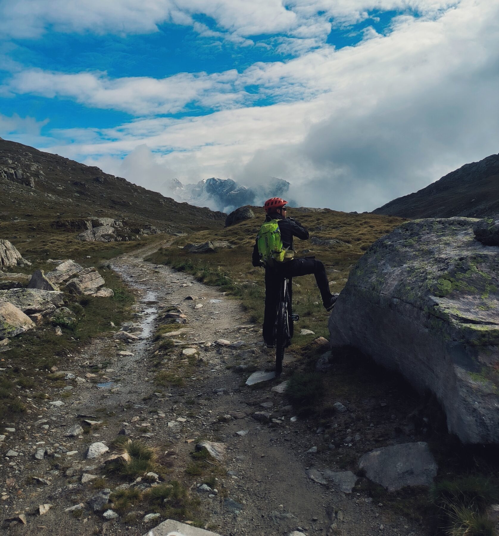 Samen megt de gids de Stoneman Glacaria fietsen