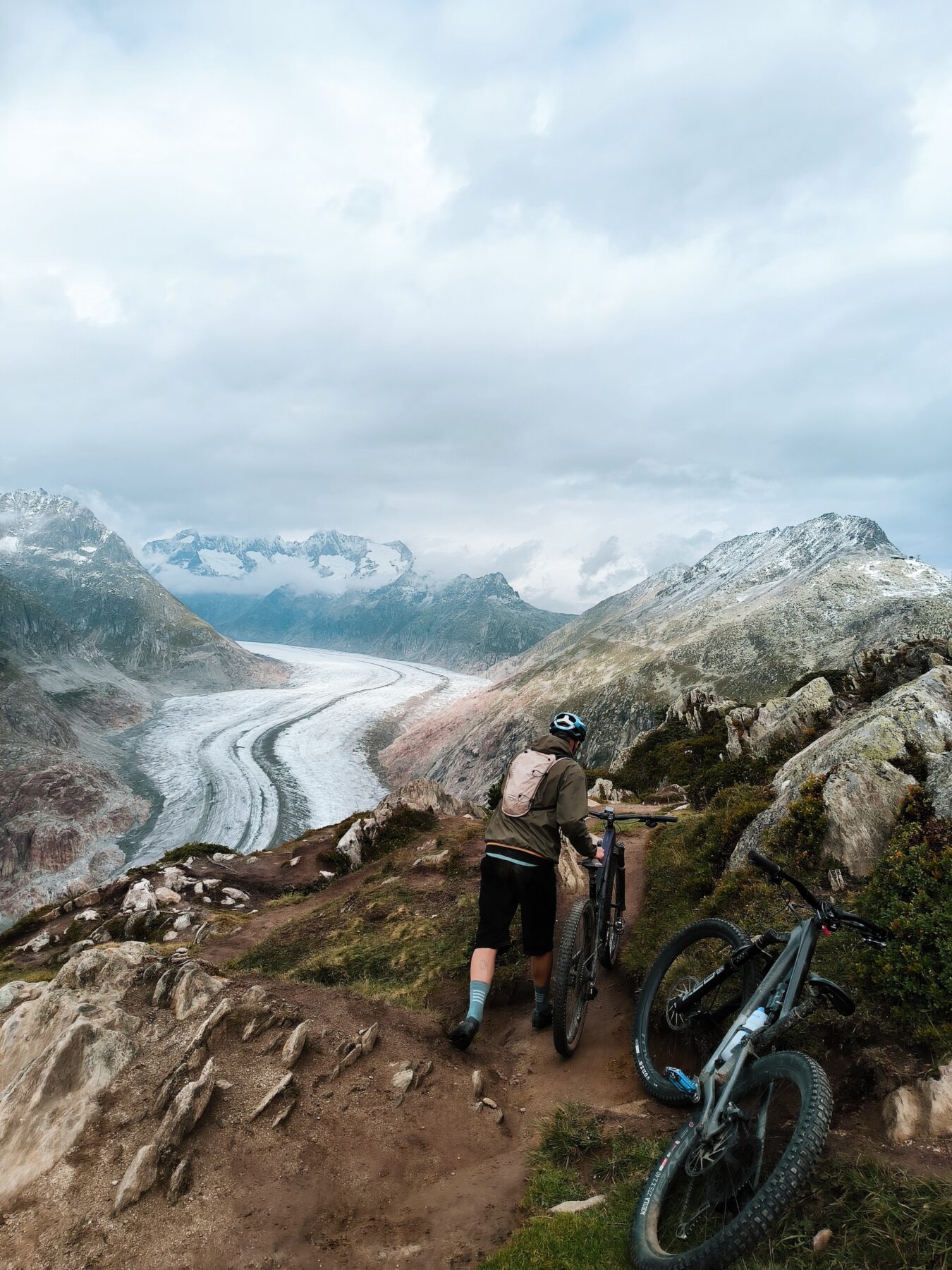 Jongen met zijn enduro mountainbike op de Aletschgletsjer