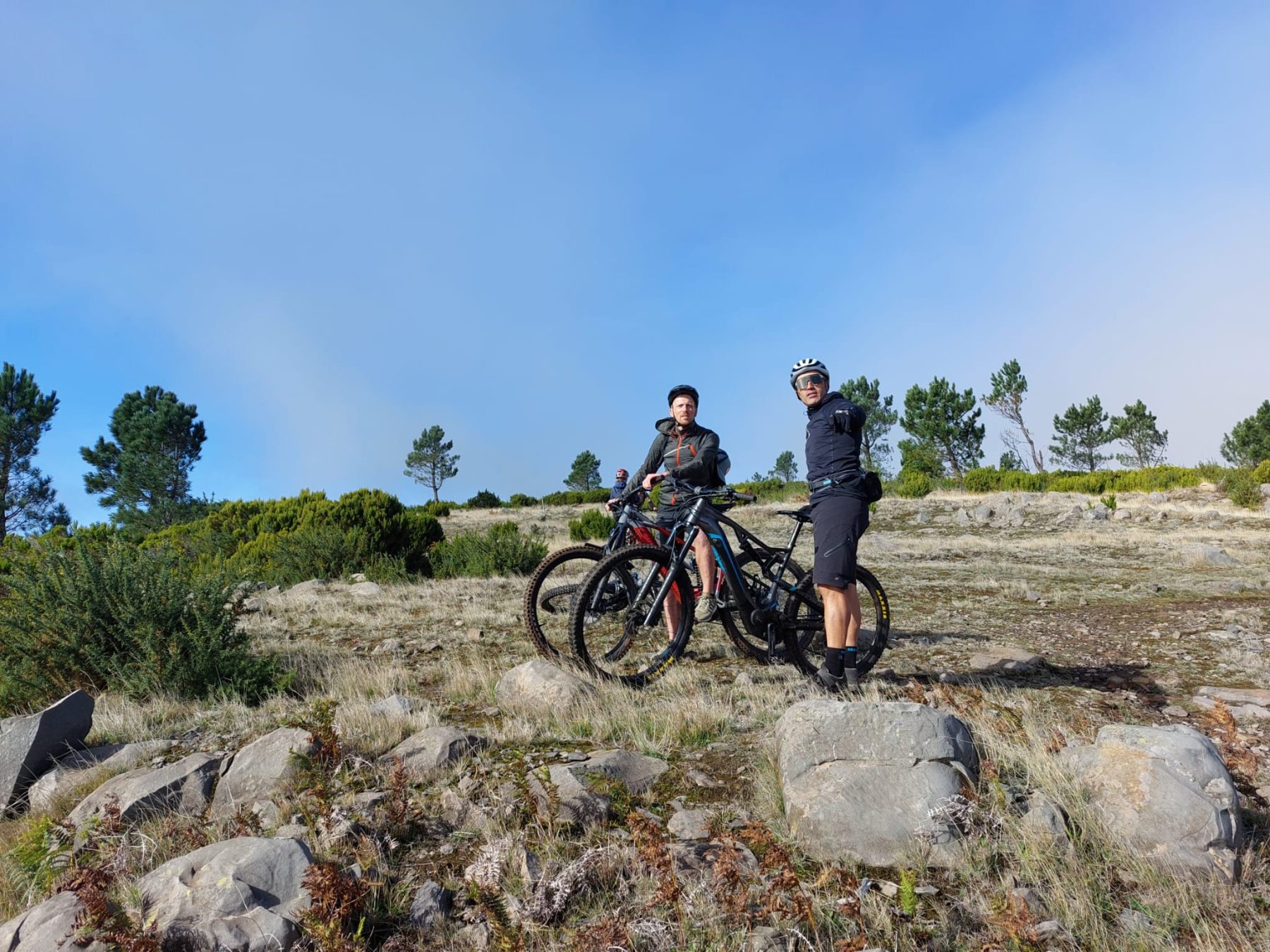 Genieten van het uitzicht tijdens het mountainbiken op Madeira