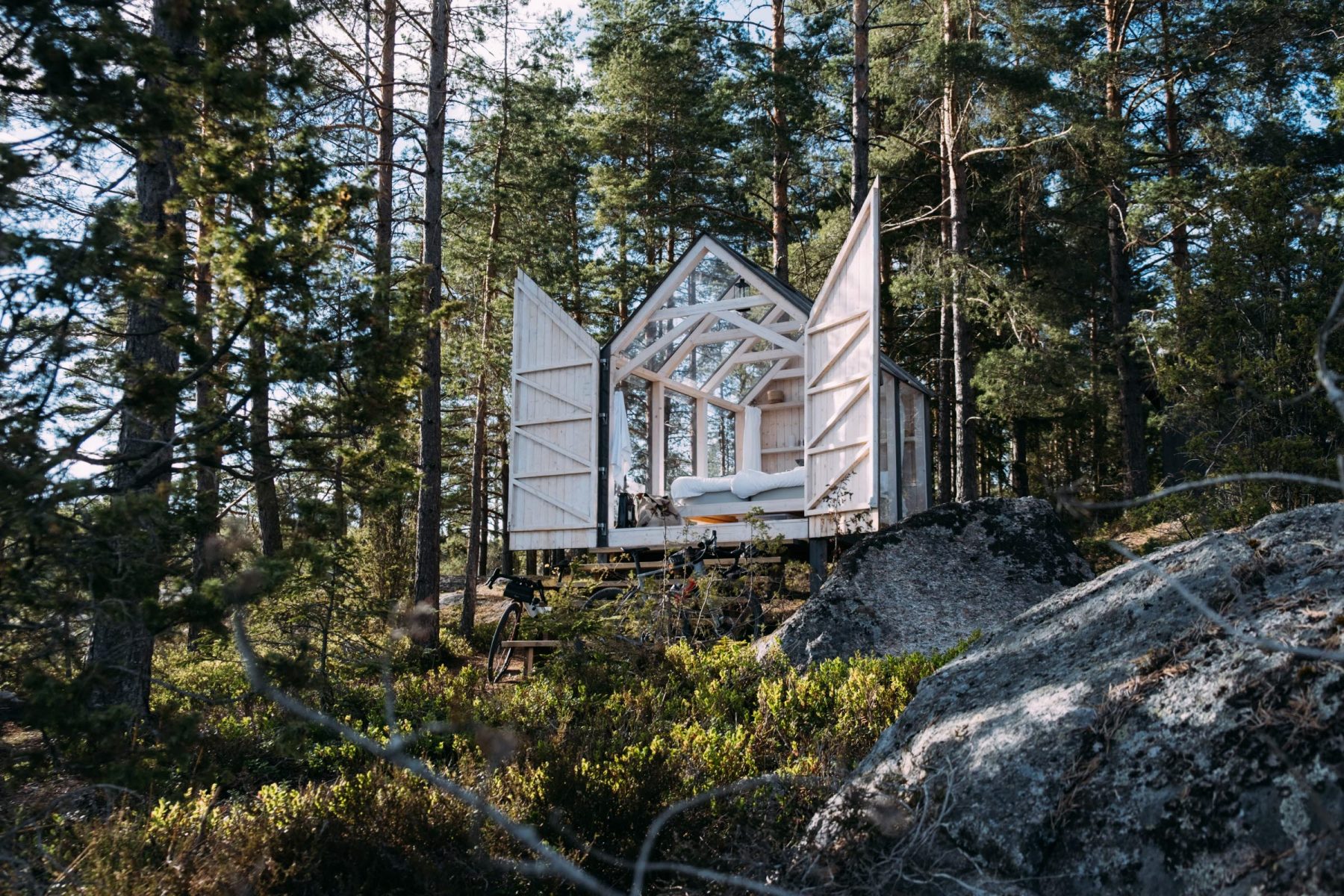Na het Gravelbiken in West-Zweden een leuke slaapplek vinden? Wat dacht je van deze bijzonder plek midden in het bos!