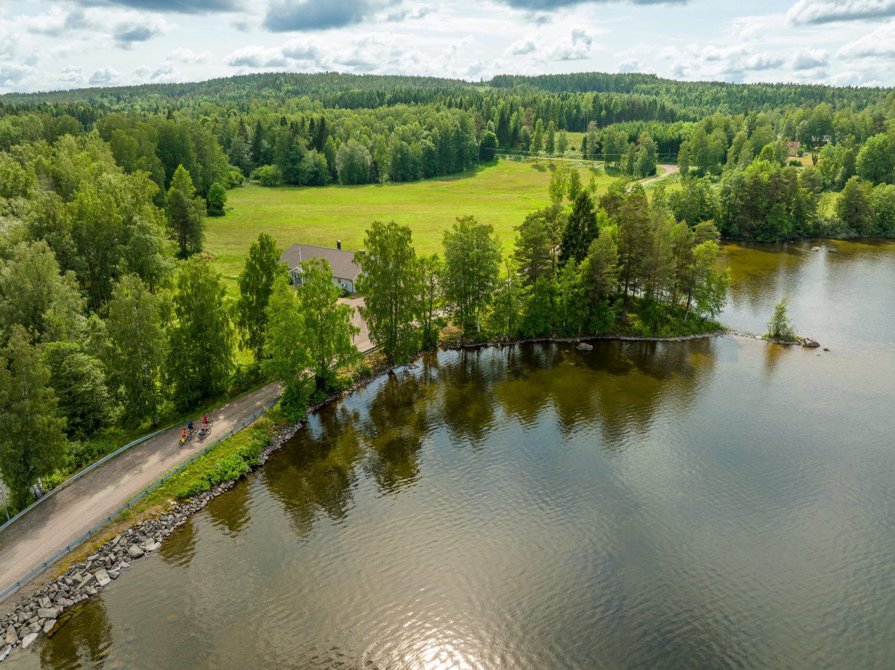 Gravelbiken in West-Zweden, door uitgestrekte bossen en langs prachtige meren