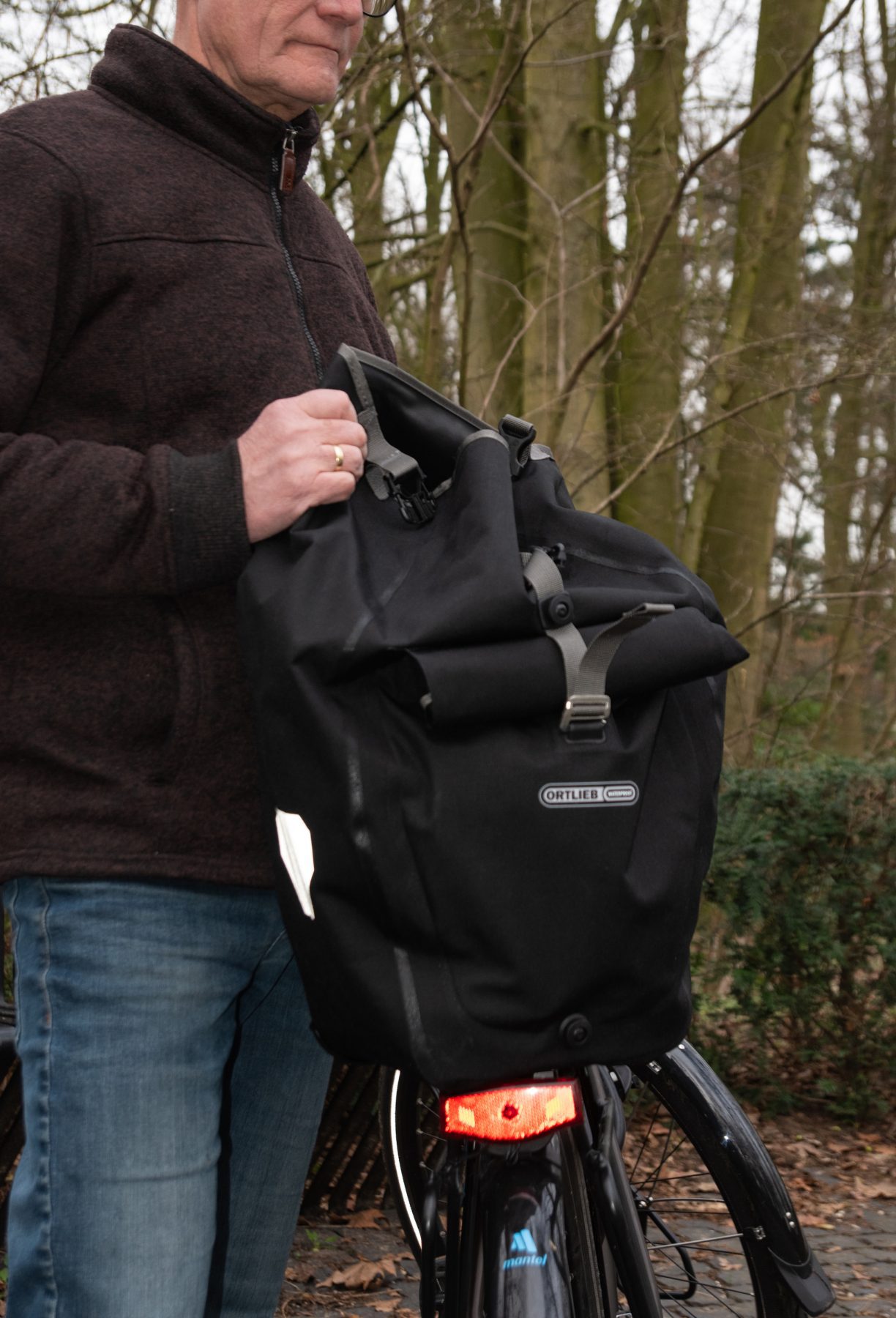 Ortlieb tas boven op de bagagedrager van fiets