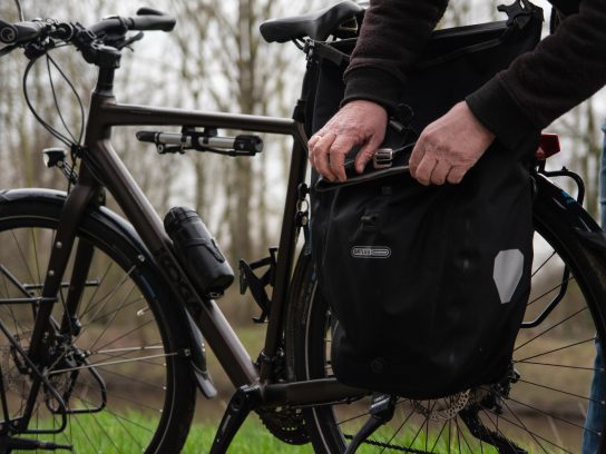 Ortliebtas sluiten met de hand voor een rondje fietsen