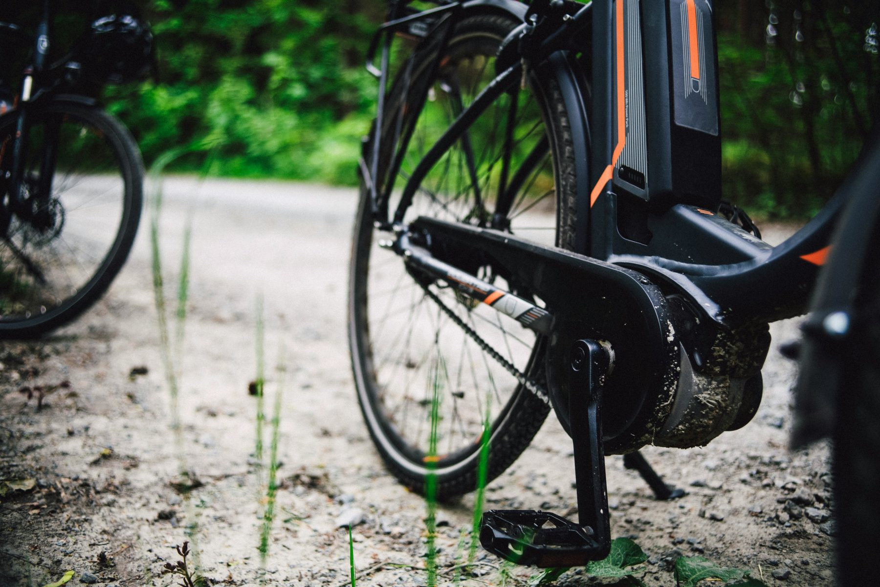 De onderkant van een elektrische fiets.