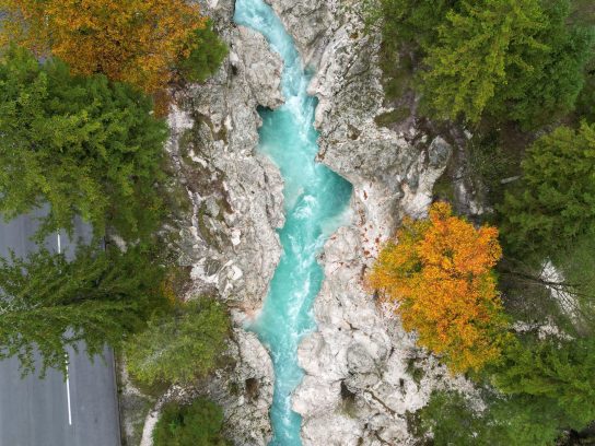 Een bovenaanzicht van de Soča-rivier, waar je in een packraft overheen vaart tijdens The Packraft Trail Slovenië.