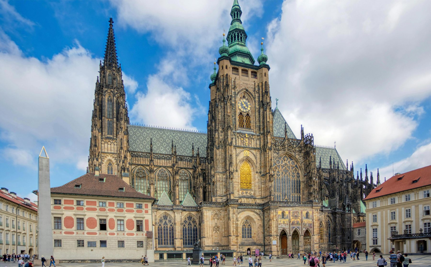 Een vooraanzicht van de Praagse Burcht, die je kunt bezoeken tijdens een fietstocht door Praag.