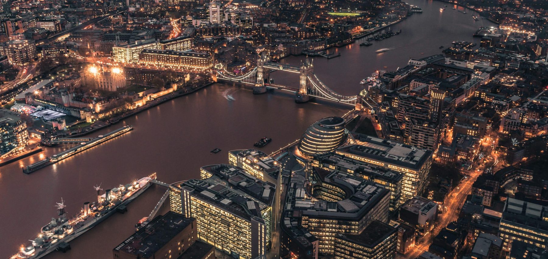 Een bovenaanzicht van de Engelse hoofdstad in de avond.