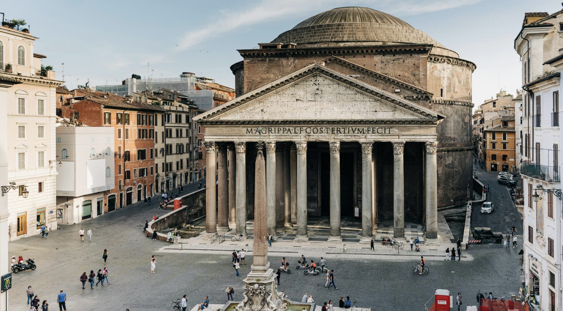 Een vooraanzicht van het Pantheon in Rome.