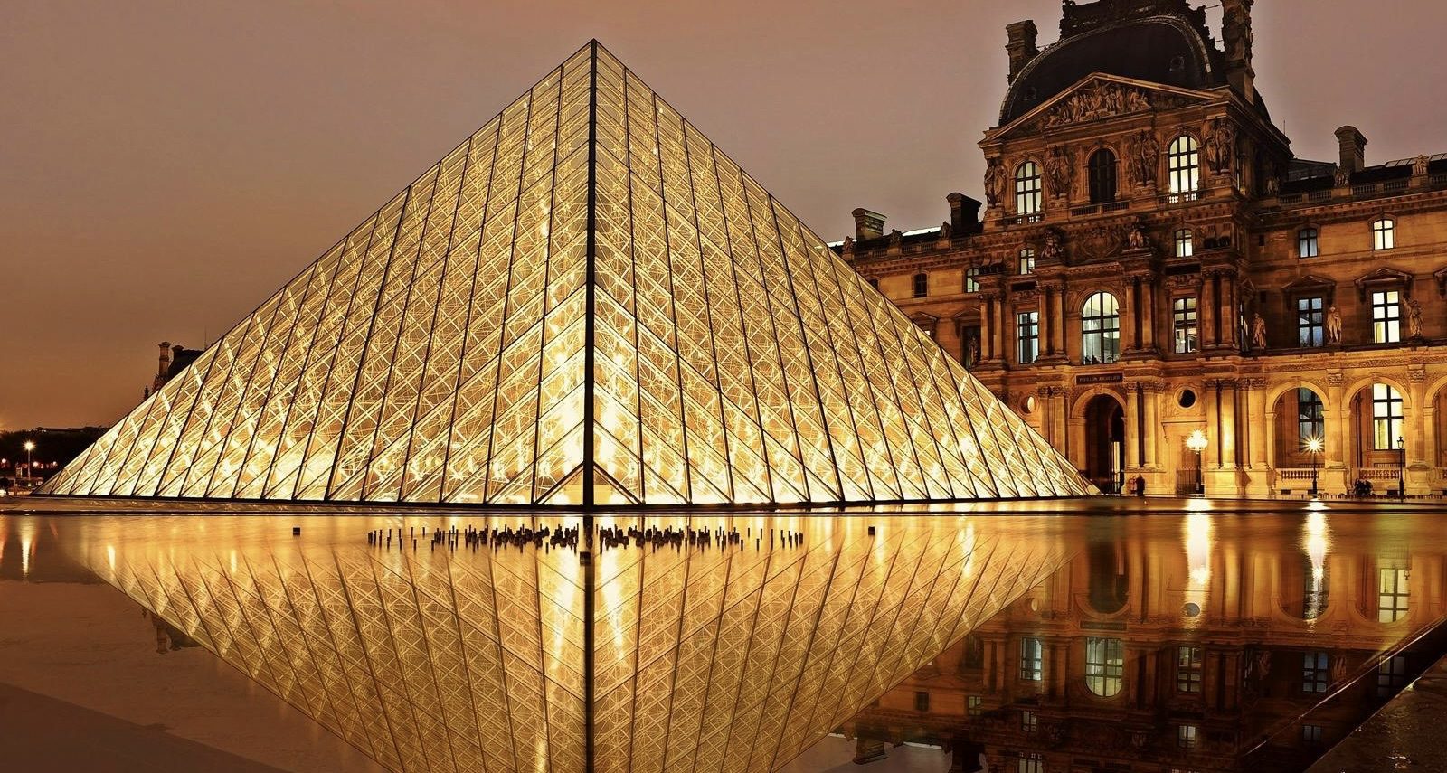 Het Louvre Museum in Parijs tijdens zonsondergang.