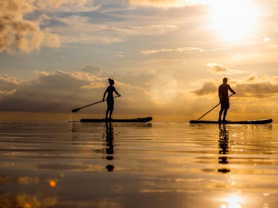Stand-up-paddleboarders voor de kust van Hatteras Island, een populaire plek voor wateractiviteiten