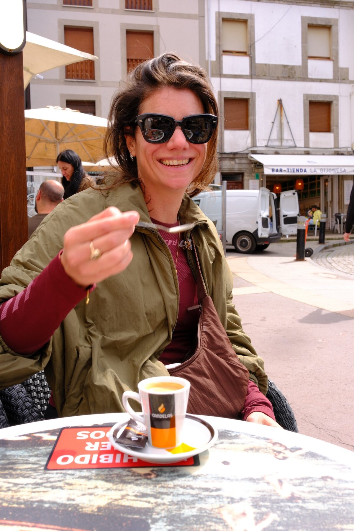 Inge aan de koffie in Cudillero